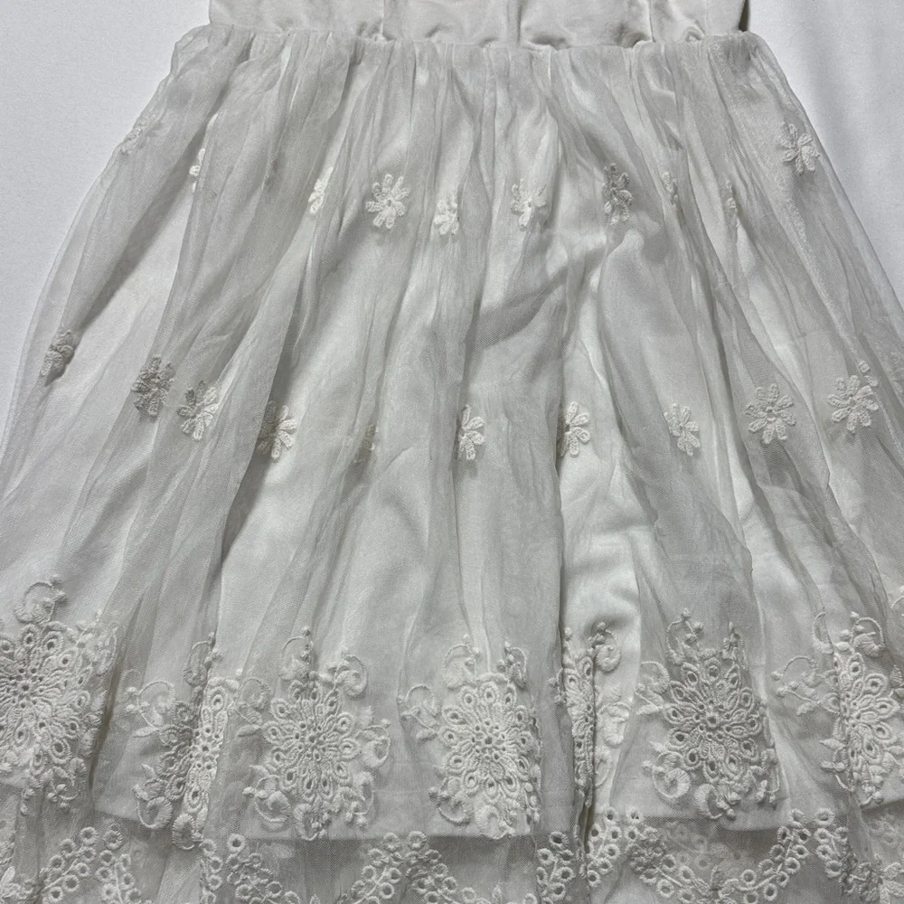 Elegant White Lace Dress - Picture 3 of 6